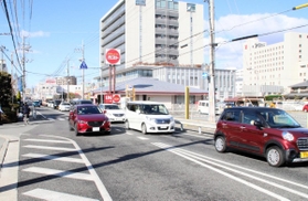 ４車線化の新規事業着手が妥当と判断された国道２号の寺家町工区＝加古川市加古川町寺家町