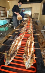 次々と調理される焼きアナゴ＝下村商店
