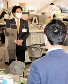 各課を回って職員の労をねぎらう岡田康裕市長＝加古川市役所