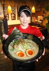 播磨の企業が連携してできた「酒粕らーめん」＝加古川市加古川町南備後、らーめん八角加古川店