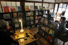 窓から柔らかい明かりが差し込む。絵本に囲まれ、ゆったりとした時間が流れる＝町家Ｔｅｎｔｏｆｕ（撮影・笠原次郎）