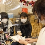 手作りした商品を説明する利用者（左の２人）＝加古川市加古川町篠原町