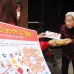 ヒートショック予防のチラシを渡す宅配弁当業者のスタッフ＝加古川市
