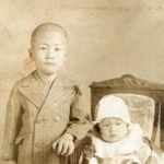 上谷昭夫さん（左）と弟の泰司ちゃん＝１９４５（昭和２０）年
