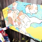 かわいらしい表情の牛が目を引く絵馬＝平之荘神社