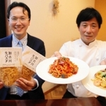 加古川生パスタのメニューを考案した森田敏之店長（右）と、製麺した小川農園の小川陽平専務＝加古川市平岡町二俣