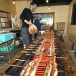 次々と調理される焼きアナゴ＝下村商店