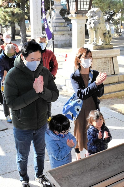新型コロナウイルス感染症の収束を願った家族連れ＝高砂神社
