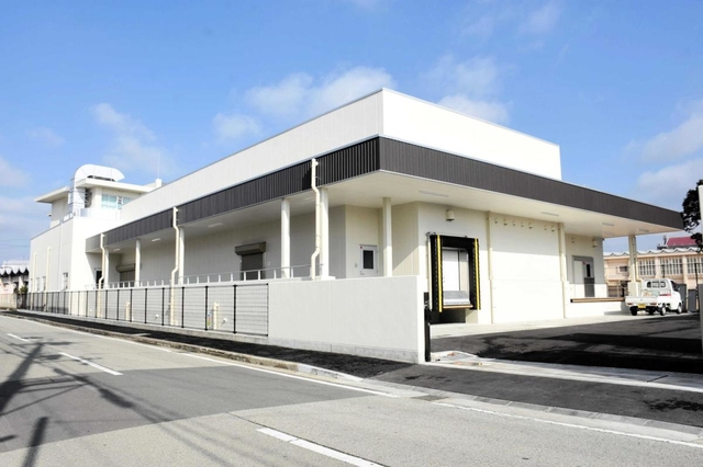 播磨中学校の給食調理も担う播磨小学校の共同調理場＝播磨町宮北１