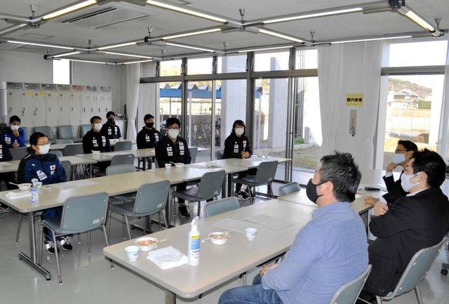 選手たち（左）を激励する若手経営者ら＝加古川市立漕艇センター