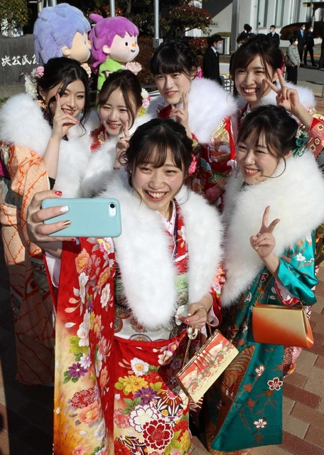 久しぶりに再会した友人と記念撮影を楽しむ新成人＝播磨町中央公民館