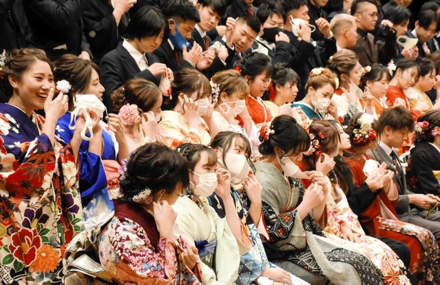 マスクを外せたのは記念撮影のときだけ。笑みがこぼれた＝コスモホール