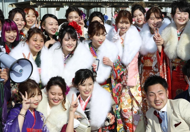 友人と記念撮影を楽しむ新成人＝播磨町中央公民館