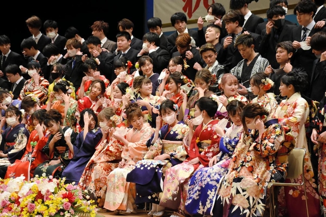 記念撮影でのみマスクを外し、笑みがこぼれる新成人＝コスモホール