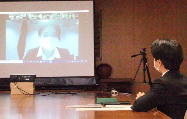 オンラインで動画について学生と話す岡田康裕市長（右）＝加古川市役所