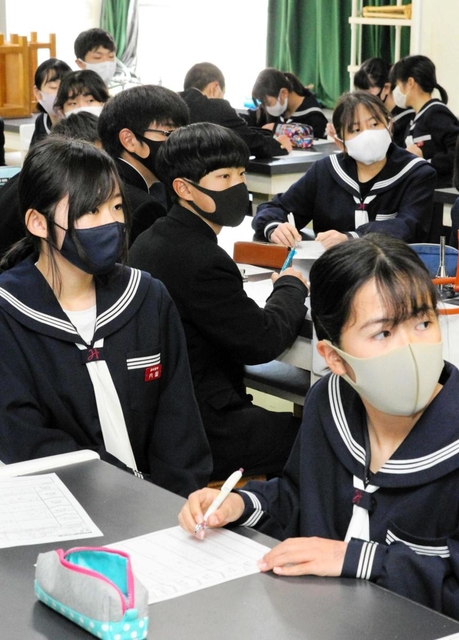 大地震に襲われた場合の対応を考える生徒＝浜の宮中学校