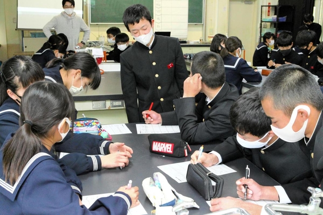 大地震に襲われた場合の対応を考える生徒＝浜の宮中学校