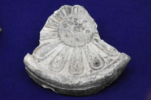 ハスの花があしらわれ、登リ田遺跡で見つかった瓦＝県立考古博物館