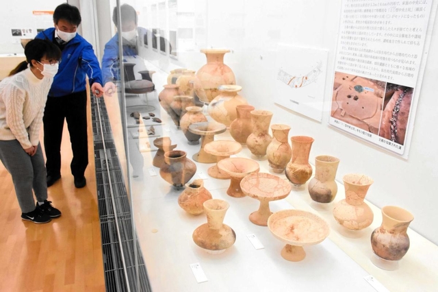 研究が進む土器や埋葬品の展示＝県立考古博物館