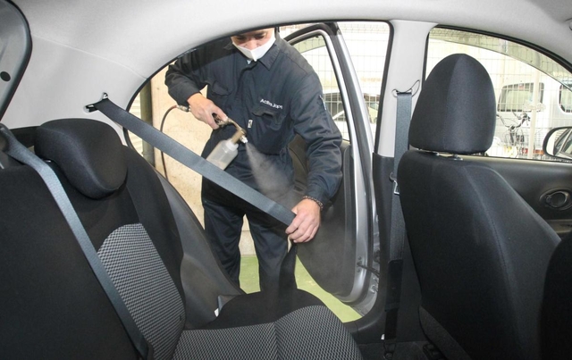 乗用車に噴霧される抗菌・防臭スプレー「チタニア」＝加古川市別府町西町