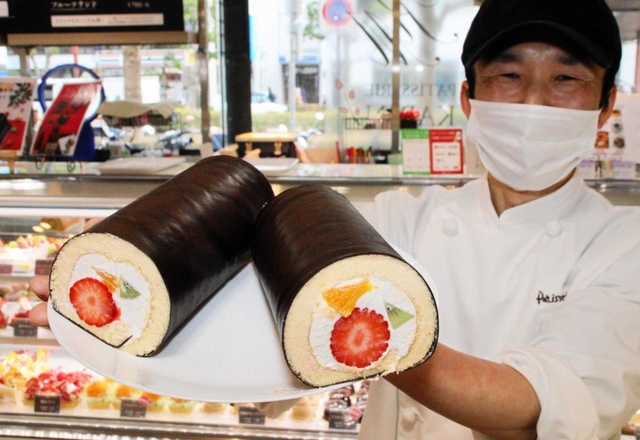 新鮮な果物をふんだんに使った「恵方巻きロール」＝加古川市加古川町篠原町