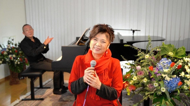 オンラインコンサートに出演する八代亜紀さん（日の出医療福祉グループ提供）