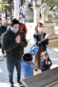 新型コロナウイルス感染症の収束を願った家族連れ＝高砂神社