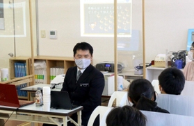 クイズなどで算数の魅力を伝える佐々木淳さん（中央）＝公文式平岡南教室