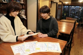 古民家などを改装した店を地図にまとめた持安幸子さん（左）と「まどいせん」の山本陽子さん＝高砂市高砂町魚町