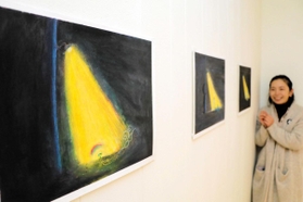 個展名は「灯り」。街灯に照らされた草の芽や少女の空想画を描いたＹｏｋｉさん＝町家Ｔｅｎｔｏｆｕ