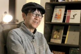 黒のキャスケットと丸めがねがトレードマークの衣笠収さん＝町家Ｔｅｎｔｏｆｕ（撮影・笠原次郎）