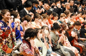 マスクを外せたのは記念撮影のときだけ。笑みがこぼれた＝コスモホール