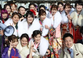 友人と記念撮影を楽しむ新成人＝播磨町中央公民館