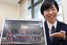 高橋明日香巡査長（右）らが考えた啓発動画＝加古川署