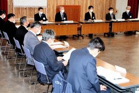 緊急事態宣言への対応を話し合った加古川市新型コロナウイルス感染症対策本部会議＝加古川市野口町良野、市勤労会館