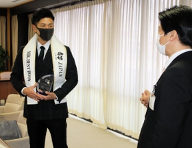 岡田康裕市長（右）を表敬訪問した佐佐木信綱さん＝加古川市役所