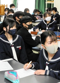 大地震に襲われた場合の対応を考える生徒＝浜の宮中学校