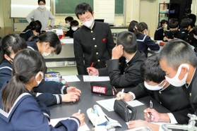 大地震に襲われた場合の対応を考える生徒＝浜の宮中学校