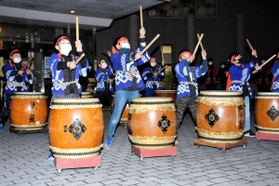 鎮魂の祈りを込め、和太鼓を演奏する子どもたち＝稲美町役場前