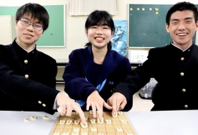 囲碁・将棋部で一緒に腕を磨く（左から）廣畑亮輔さん、中谷仁美さん、瀬尾康介さん＝加古川北高校