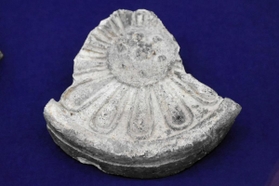 ハスの花があしらわれ、登リ田遺跡で見つかった瓦＝県立考古博物館