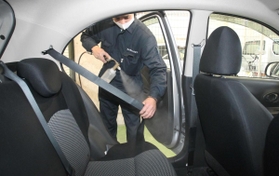 乗用車に噴霧される抗菌・防臭スプレー「チタニア」＝加古川市別府町西町