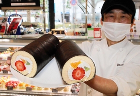 新鮮な果物をふんだんに使った「恵方巻きロール」＝加古川市加古川町篠原町