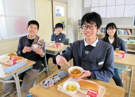 加古川パスタのミートスパゲティを味わい、レシピ集を受け取った東神吉南小学校の６年生＝加古川市東神吉町砂部（同校提供）