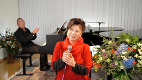 オンラインコンサートに出演する八代亜紀さん（日の出医療福祉グループ提供）