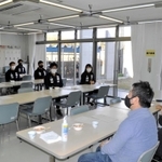 選手たち（左）を激励する若手経営者ら＝加古川市立漕艇センター