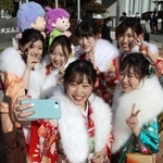 久しぶりに再会した友人と記念撮影を楽しむ新成人＝播磨町中央公民館