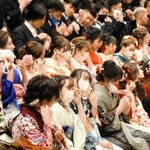 マスクを外せたのは記念撮影のときだけ。笑みがこぼれた＝コスモホール