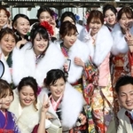 友人と記念撮影を楽しむ新成人＝播磨町中央公民館