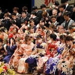 記念撮影でのみマスクを外し、笑みがこぼれる新成人＝コスモホール